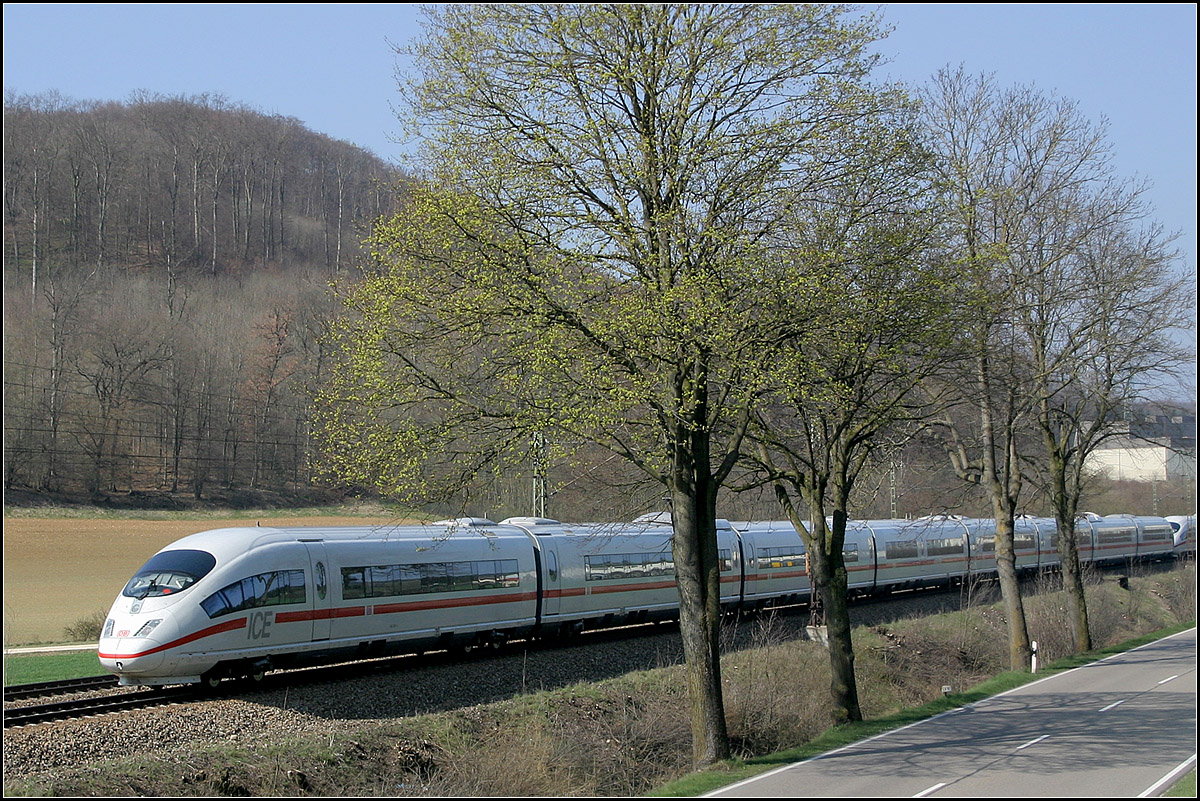 . Die hintere Zughälfte -

Nachschuss auf einen ICE 3 kurz vor Amstetten auf der Schwäbischen Alb.

11.04.2007 (M)
