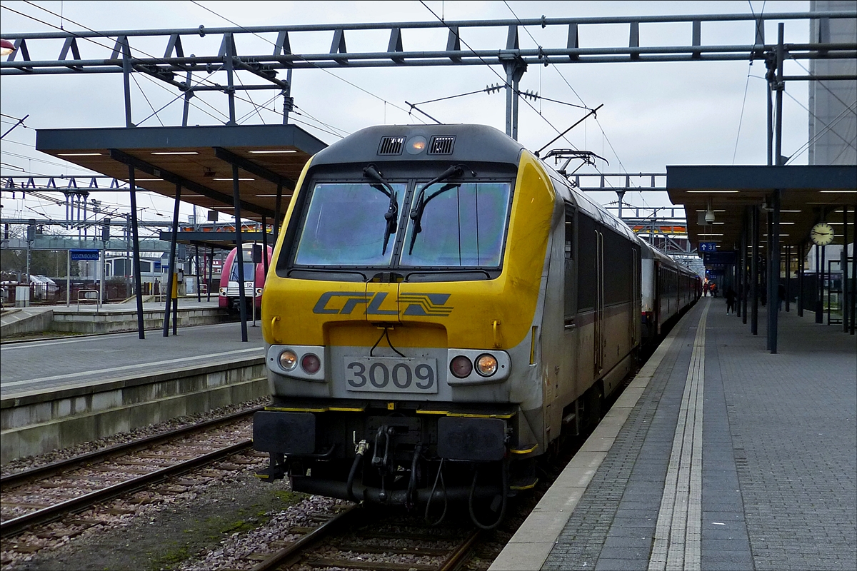. Die Lok 3009 wird im Bahnhof von Luxemburg vor die Wagen des IC nach Liers gesetzt. Diese werden dann an die Lok angehngt und nach einer kurzen Wagen Kontrolle wird die Lok mit dem Zug die Strecke in Richtung Liers bedienen. 08.01.2018  (Hans)
