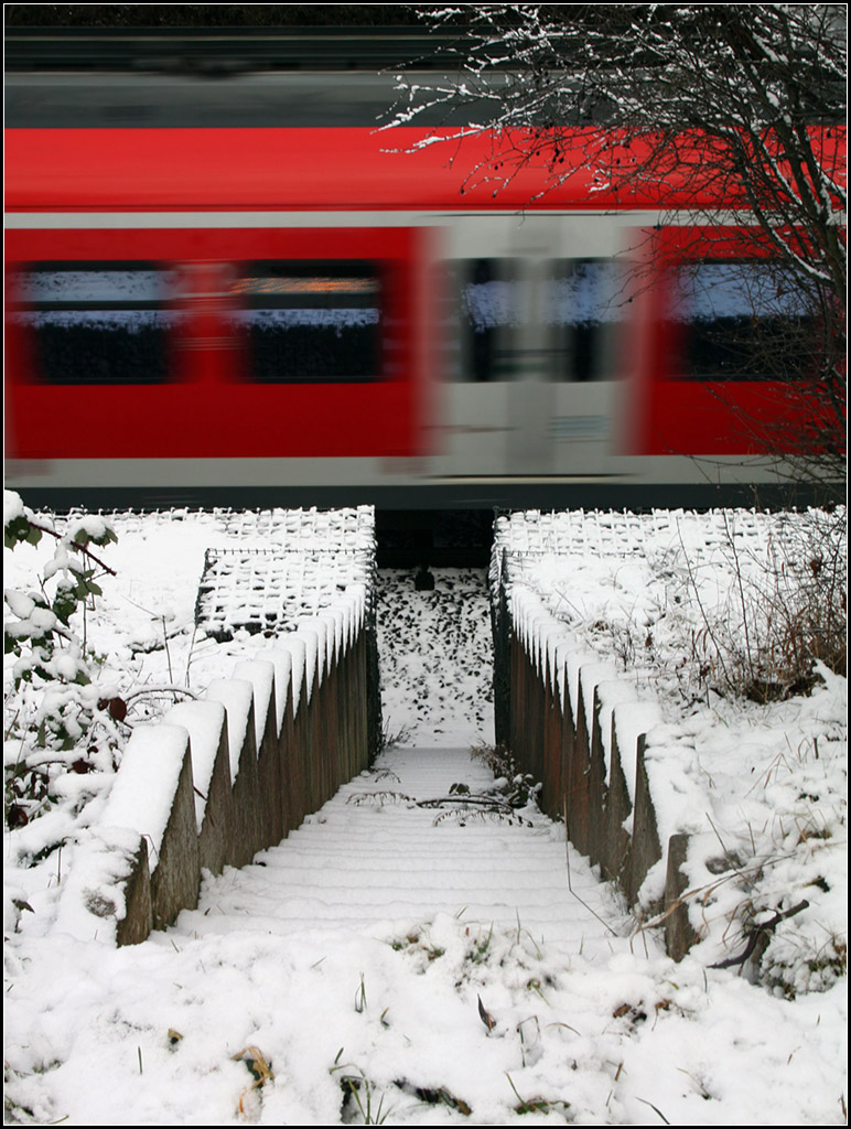 . Die Treppe zum Zug -

Der Schnee machte aus dieser Treppe ein brauchbares Motiv. Bei Kernen-Rommelshausen an der Remsbahn.

03.01.2017 (M)