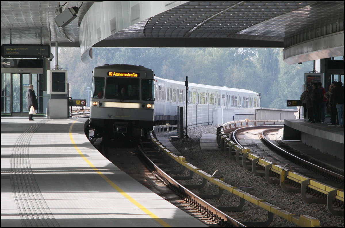 . Die zwei Gesichter der Wiener U-Bahn -

Typisch für beide Fahrzeuge ist das Leuchtband auf der Front. Hier ein U-Bahnzug vom Typ U, der ersten Fahrzeug-Generation der Wiener U-Bahn, produziert ab 1972, an der Station Donaumarina der Linie U2.

07.10.2016 (M)
