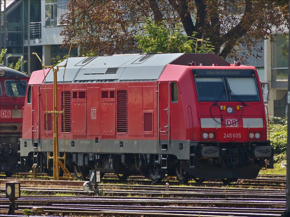 . Diesellok 245 035 steht im Bahnhofsvorfeld von Ulm.  05.09.2017  (Jeanny)