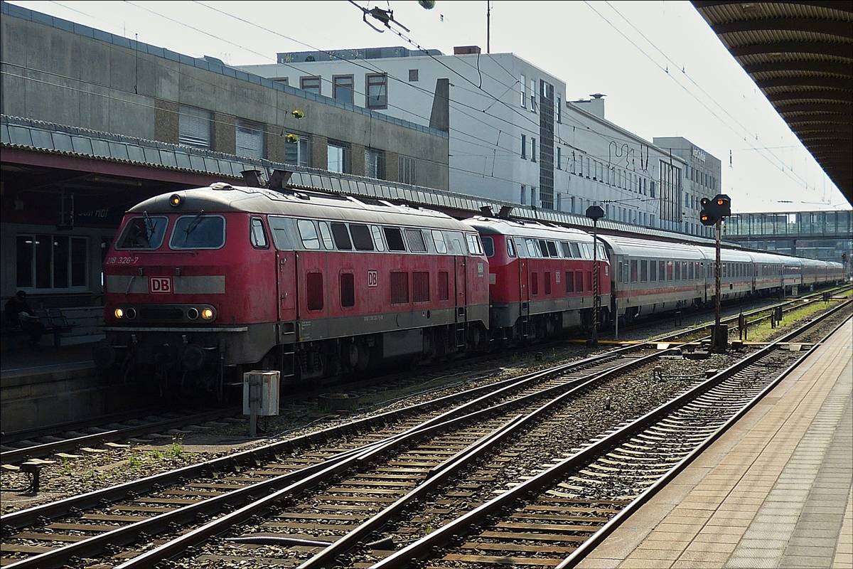 . Doppeltraktion der BR 218 stehen mit ihren Zug im Bahnhof von Ulm. 05.09.2017 (Hans)