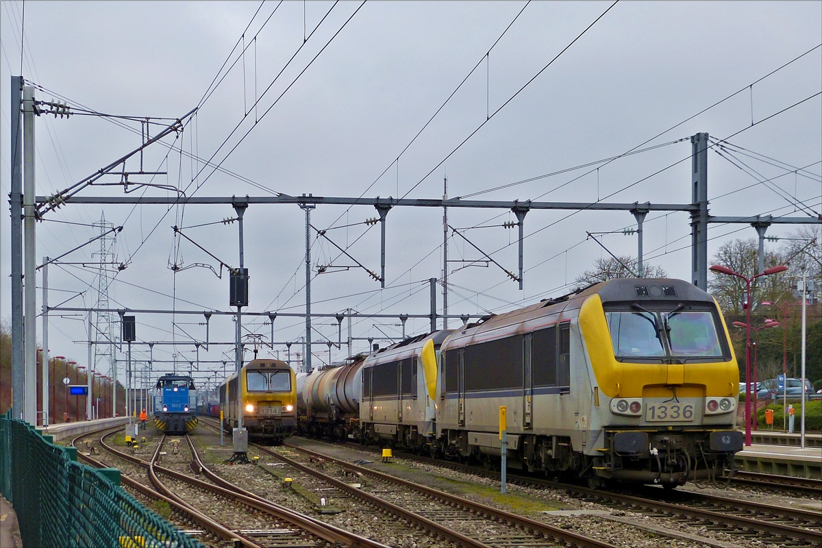 . Echt viel los in Rodange. SNCB HLE 1336 steht mit einer Schwesterlok abgebgelt mit einem Zisternenwagenzug in Rodange abgestellt, in der Mitte steht SNCB HLE 1314 mit einer Schwesterlok die als Lokzug den Bahnhof in krze in Richtung Athus verlassen wird, daneben steht CFL Cargo 1502 mit einem Gterzug.  08.01.2018  Hans  