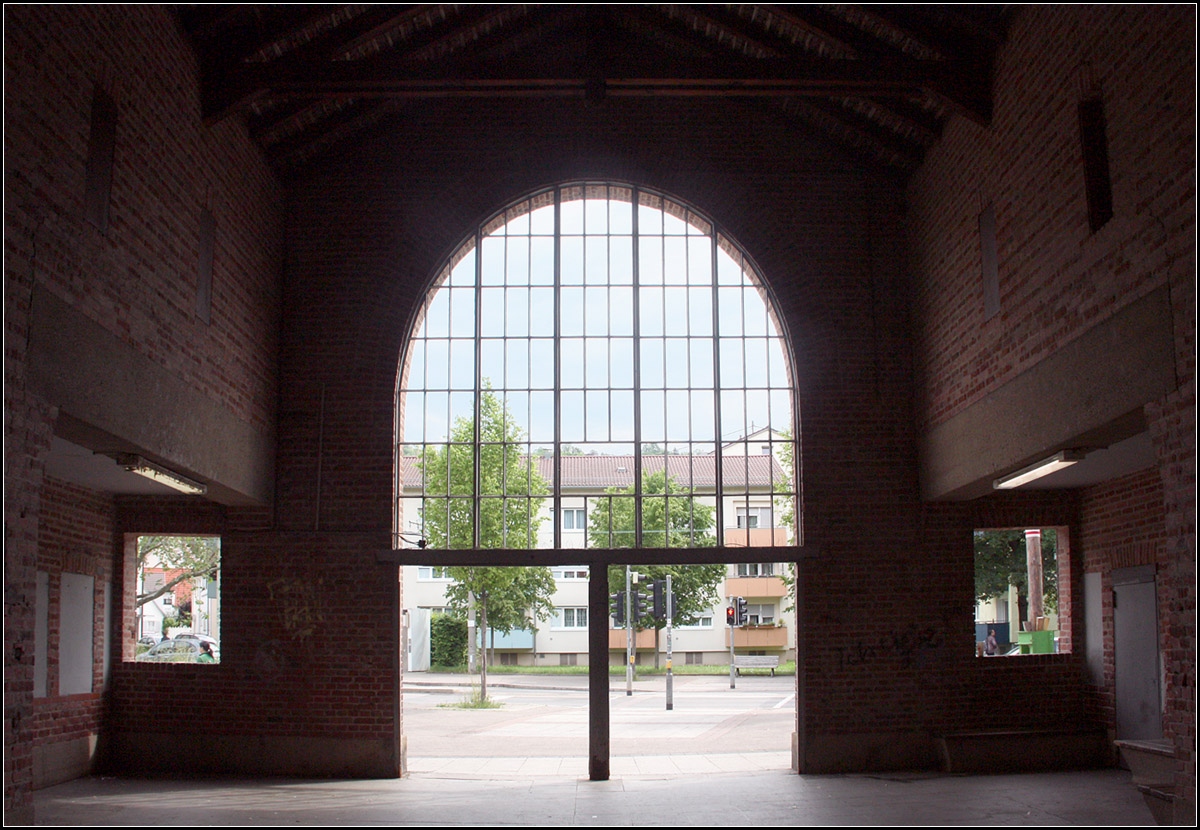 . Ein Bonatzbau in Esslingen-Mettingen -

Blick von der einstigen Schalterhalle zum Ausgang mit dem großen, glasbefreiten Bogenfenster darüber.

28.05.2018 (M)