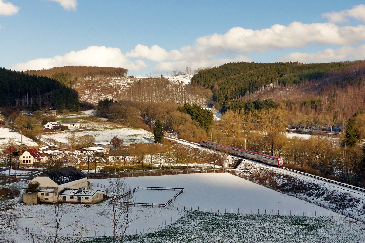 . Ein CFL Wendezug gezogen von einer Lok der BR 4000 fhrt als RE 411 Luxembourg - Troisvierges in Mecher durch das leicht verschneite Tal der Clerve dem Bahnhof von Clervaux entgegen.  13.02.2018  (Jeanny)