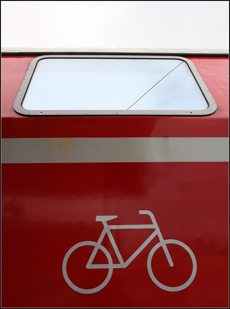 . Ein Fahrrad unter dem schrägen Fenster -

Detailansicht Dosto-Regionalexpresswagen mit Fahrradabteil.

Bietigheim-Bissingen, 30.10.2016 (M)

