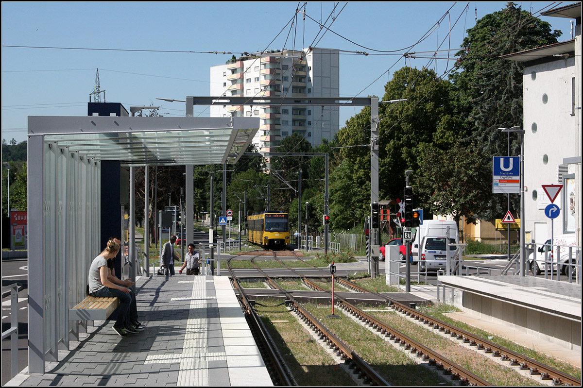 . Ein kurzer eingleisiger Abschnitt -

... befindet sich zwischen der Station Lapp Kabel (Bild) und der Endstation Dürrlewang, an der neuen Stadtbahnstrecke der U12 zum dortigen Wohngebiet.

Stuttgart, 19.07.2016 (M)


