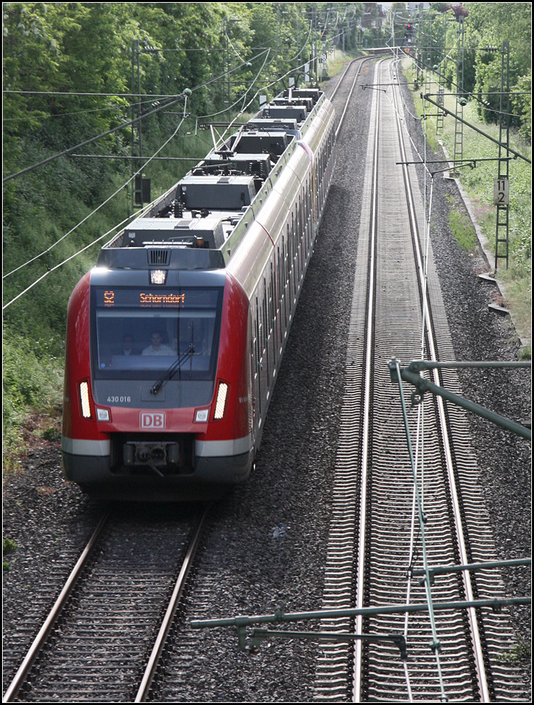 . Ein prägnantes Gesicht -

Eine S-Bahn der Baureihe 430 im Spät-Nachmittags-Gegenlicht bei Kernen-Rommelshausen auf der S2.

30.05.2016 (M)