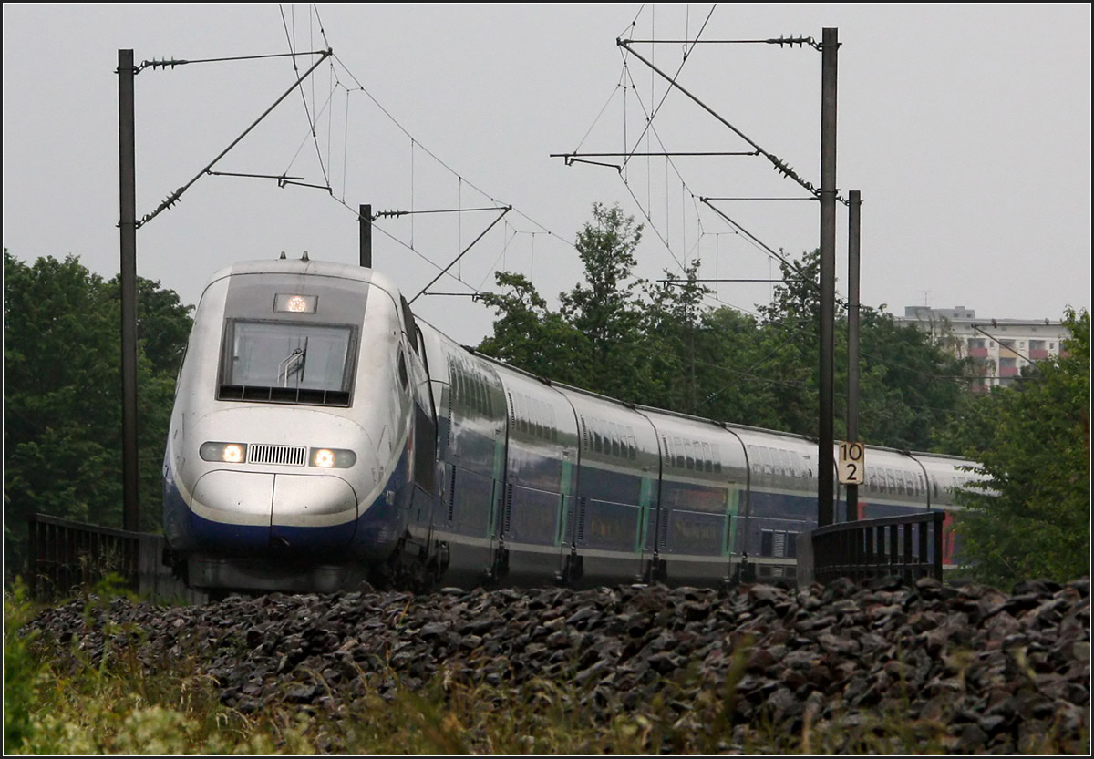 . Ein seltener Gast auf der Remsbahn -

TGV Duplex kurz vor der Haltestelle Rommelshausen.

25.05.2015 (Matthias)