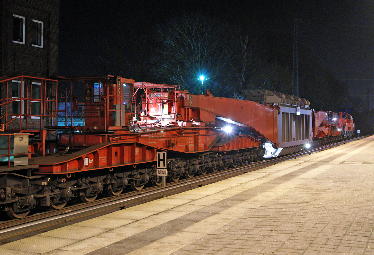  Ein Tragschnabelwagen (Schienentiefladewagen der Bauart Uaai 839) als Trafotransport 62909 (Honnef-Ulzburg) am 03.02.2014 auf dem Gütergleis am S-Bahnhof Eidelstedt.