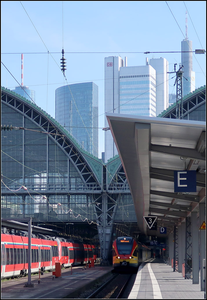 . Eine Situation/drei Bilder - 

Über den Stahlfachwerk-Schwingen der Bahnsteighalle blickt ein DB-Keks vom Silver-Tower herunter auf des Geschehen im Frankfurter Hauptbahnhof.

25.03.2017 (M)

