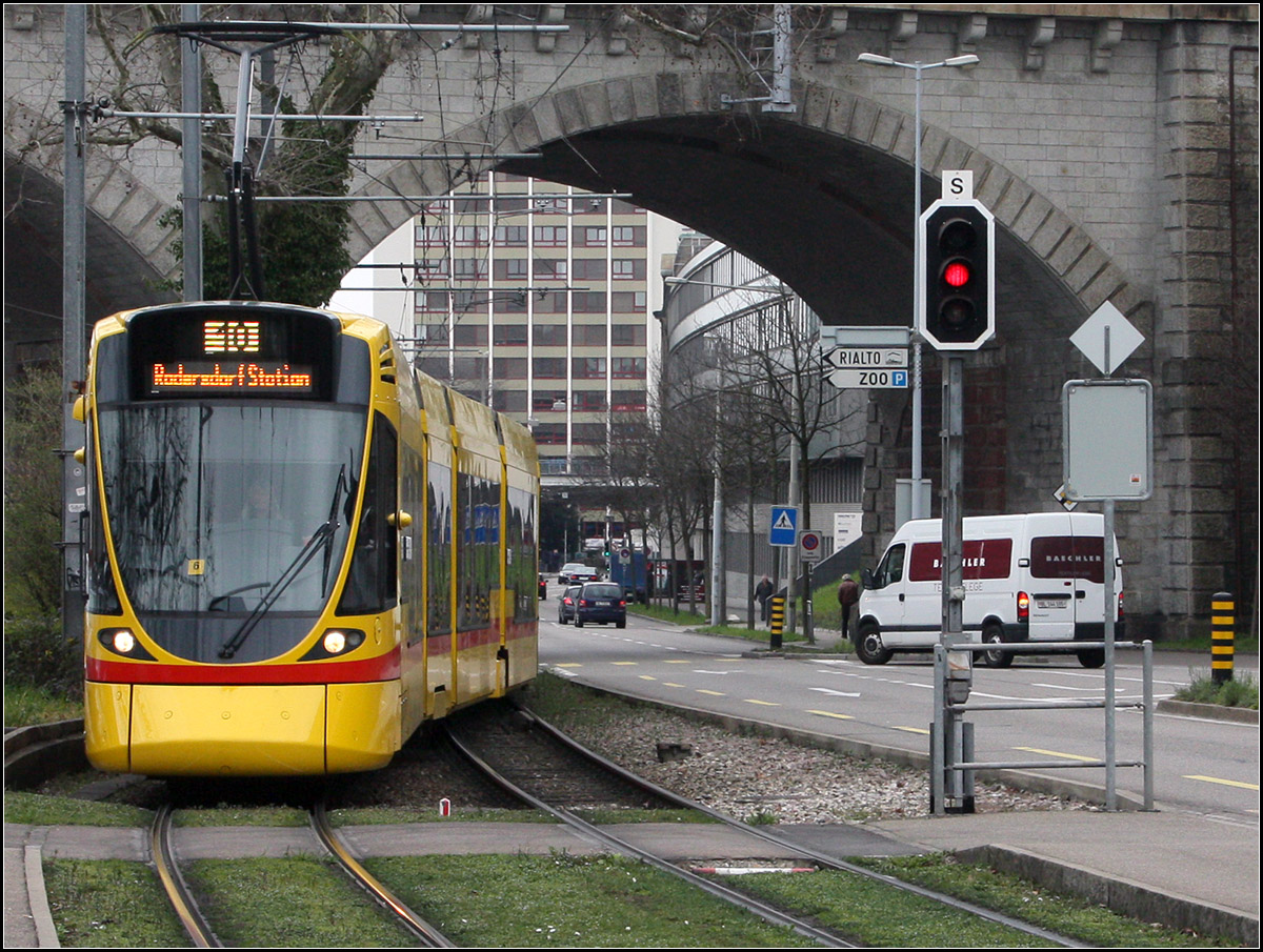 . Eingleisig unterm Viadukt hindurch -

Ein Tango-Tram verlässt den kurzen eingleisigen Abschnitt unter der Viaduktstraße bei der Haltestelle Zoo.

14.03.2016 (M)