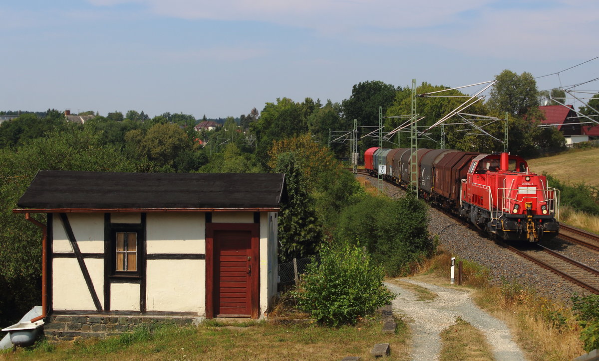 EK 53541 mit Coils von Oelsnitz V. nach Zwickau mit 261 064 bei Jössnitz eingefangen am  8.8.18