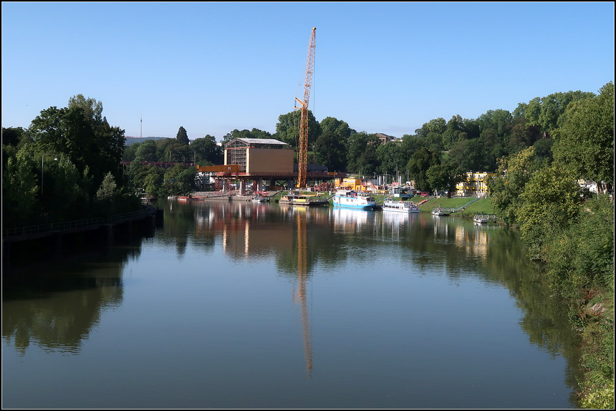 . Erinnert an ein Bootshaus -

Die Arbeitshalle für den Neubau der Bahnbrücke über den Neckar in Stuttgart-Bad Cannstatt.

22.08.2017 (M)