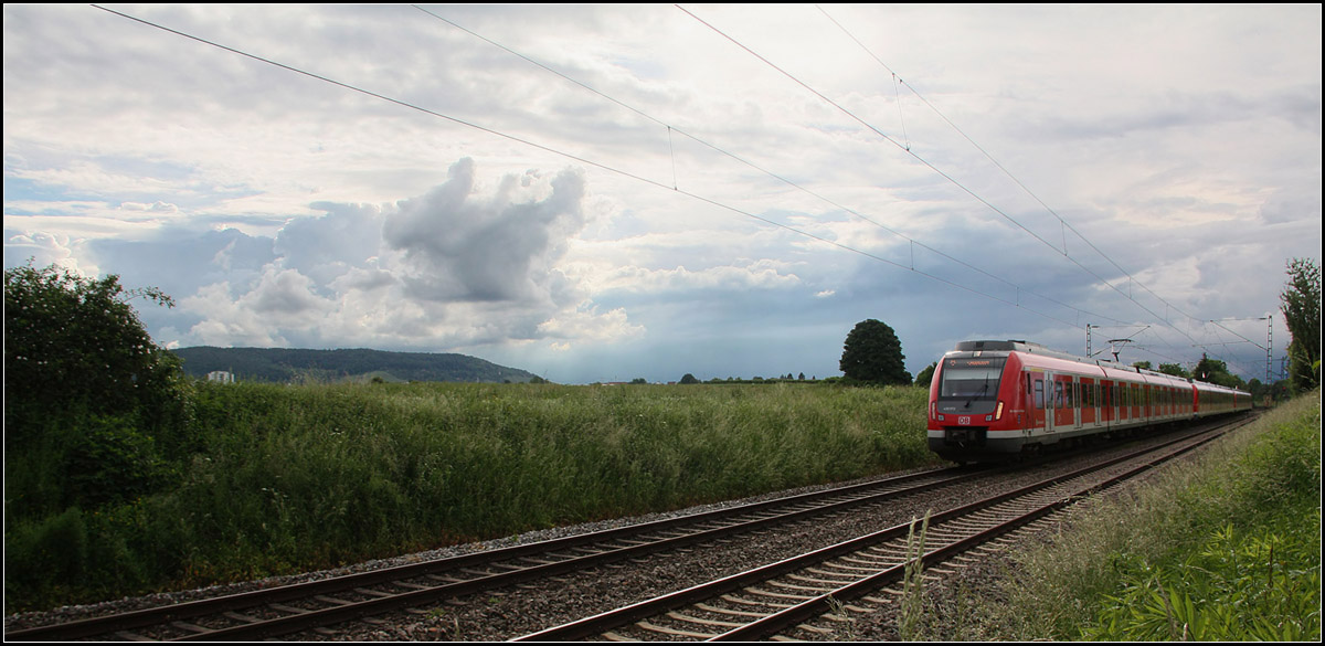 . Es brodelt in der Atmosphäre -

Eine S-Bahn auf der Fahrt nach Schorndorf bei gewittriger Stimmung zwischen Endersbach und Rommelshausen auf der Remsbahn.

04.05.2016 (M)