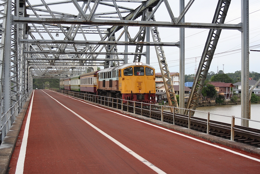  GEK 4041 (Co'Co', de, General Electric, Bj.1966, Fab.Nr. 35947) am 21.Mai 2016 mit dem ORD 489 nach Khiri Ratthanikhom auf der Brücke über den Tapi-River bei Surat Thani.