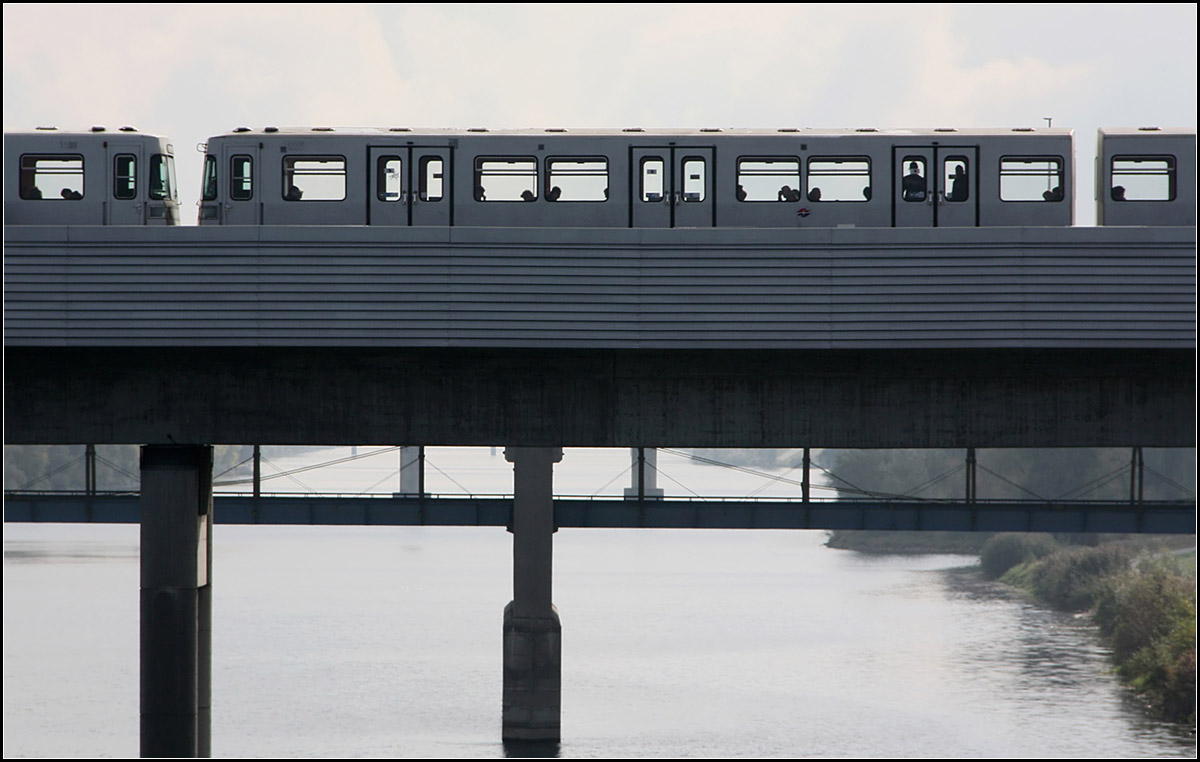 . Grautöne - Der silbergraue U-Bahnzug hebt sich farblich so gar nicht von der Brücke ab. U-Bahnbrücke über die Neue Donau bei der U2-Station Donaustadtbrücke.

Wien, 07.10.2016 (M)