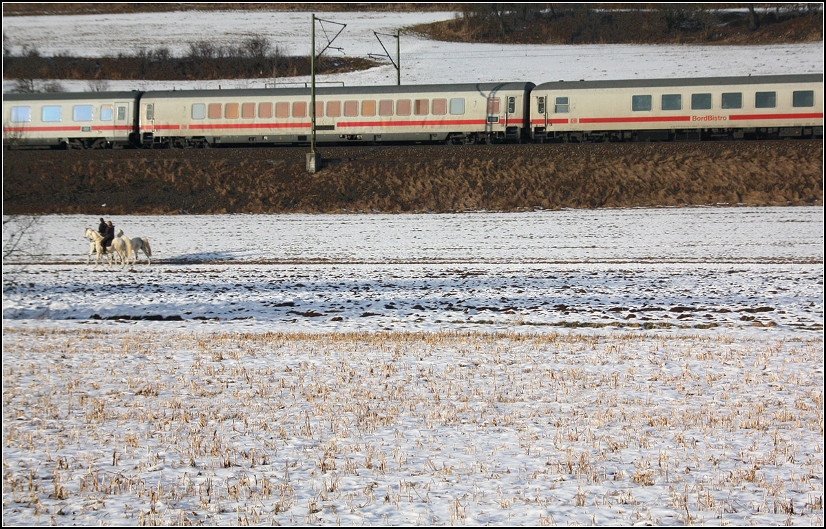 . Gut getarnt -

... in der winterlichen Landschaft sind hier Pferde und ein Intercityzug bei Urspring unterwegs. 

17.01.2009 (M)
