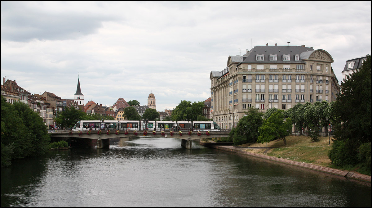 . Halt über der L'Ill -

Die Straßburger Straßenbahnhaltestelle Gallia liegt auf einer Brücke über der L'Ill.

25.06.2017 (M)