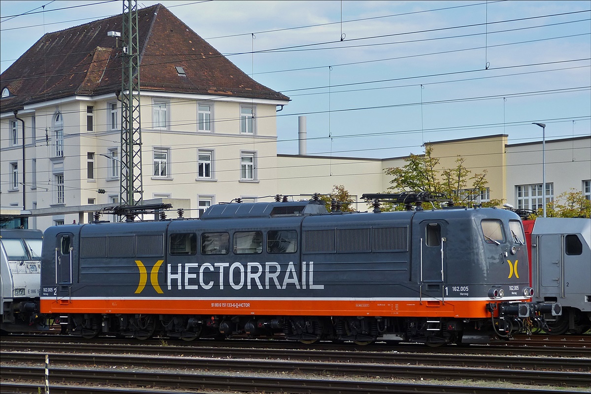 . Hectoraillok 162 005  Herzog, (151 133-6) wartet im oberen Gleisvorfeld von Singen mit mehreren anderen Loks auf ihren nchsten Einsatz.  03.09.2017 (Hans)