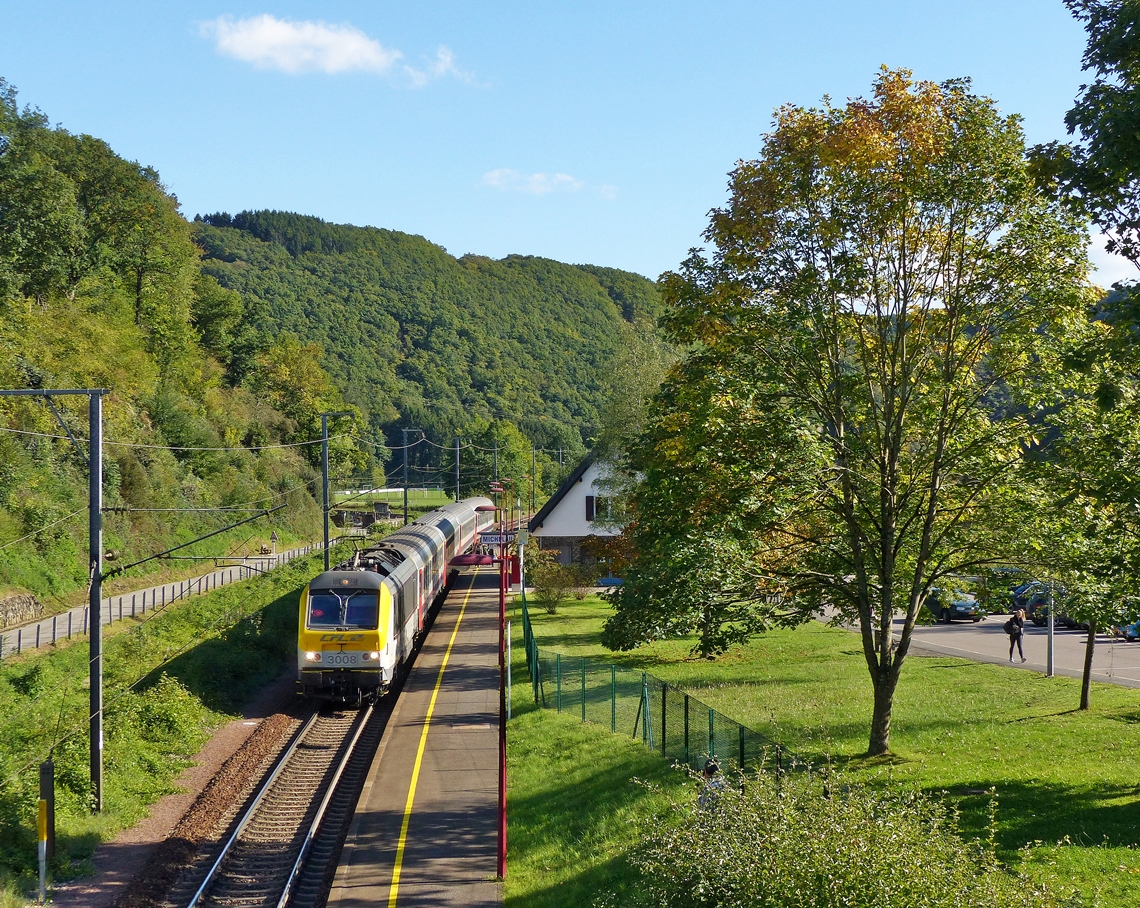 . Herbstlich angehaucht - Auf der Brcke in Michelau hat man freie Sicht auf die dortige Haltestelle und man kann den IC 117 Luxembourg - Liers, gezogen von der extrem sauberen 3008, beim Verlassen der Haltestelle beobachten. 28.09.2015 (Jeanny) 