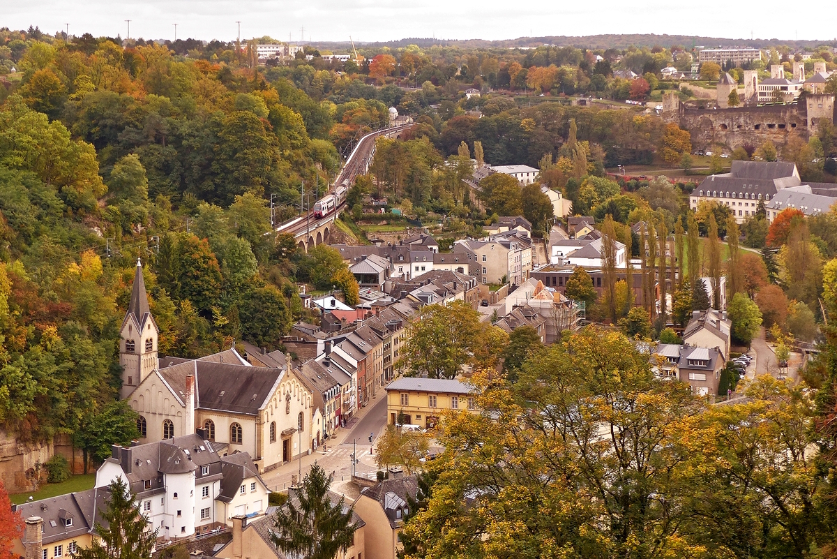 . Herbstliche Farben - Der Vorort der Stadt Luxembourg, Pfaffental prsentierte sich im schnsten Licht am 04.10.2017, als der CFL KISS Z 2304 als RB 3638 Diekirch - Luxembourg ber den gleichnamigen Viadukt dem Endbahnhof Luxembourg entgegenstrebte. (Jeanny)