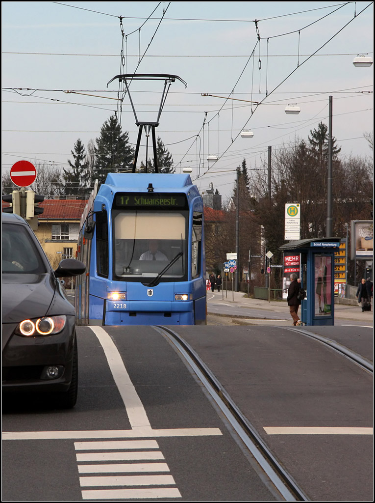 . Hinter der Kuppe Die Straßenbahn