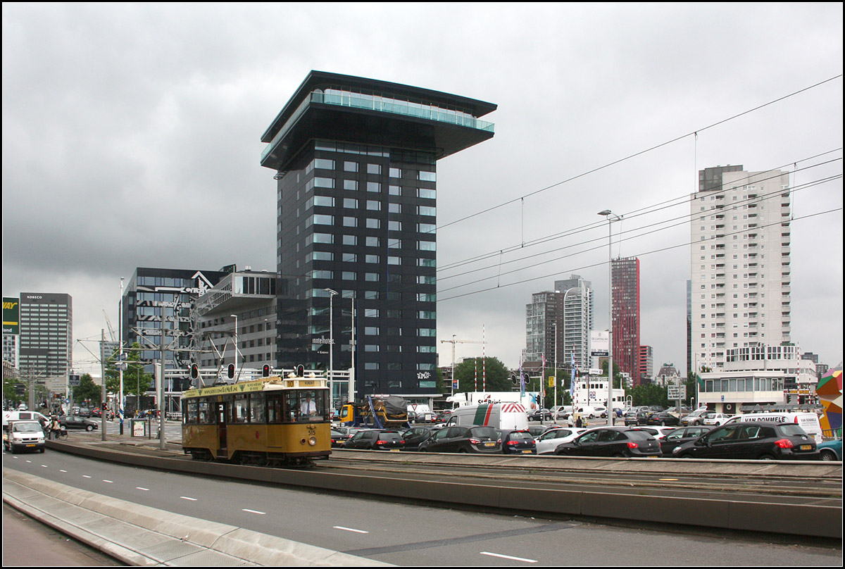 . Historischer Vierachser in hochmoderner City -

An der Auffahrt zur Erasmusbrücke in Rotterdam.

21.06.2016 (M)
