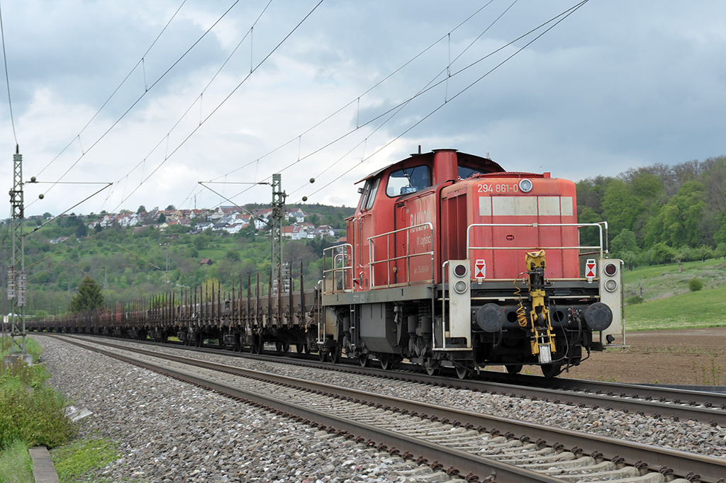 ... ihre Rangierlok gleich mit. 09.05.2017 Streckenabschnitt Uhingen 294 861-0