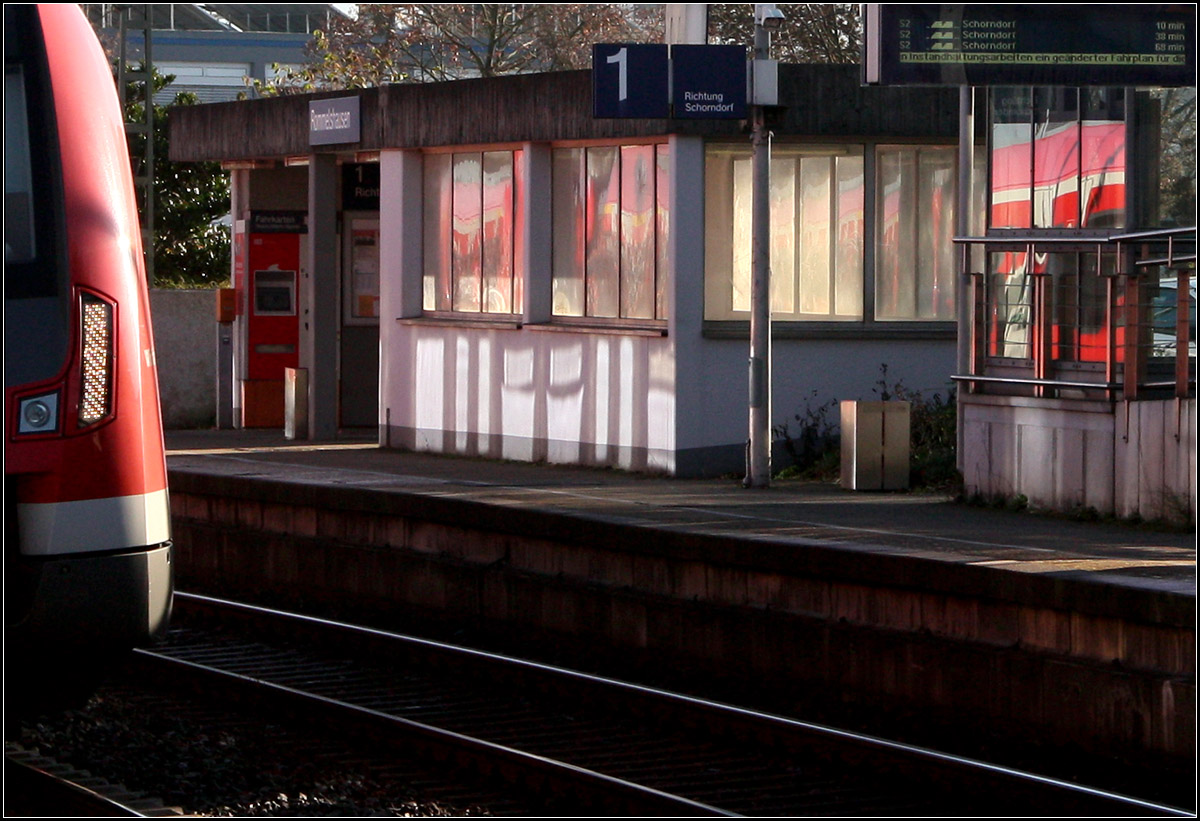 . Im Banalen das Besondere suchen -

Eine Schönheit ist sie nicht, die S-Bahnstation Rommelshausen. Aber durch die einfahrende S-Bahn werden enstehen verschiedene Spiegelungen und Lichtreflexionen, die die Situation doch zu einem etwas ungewöhnlichen Bahnbild machen.

08.12.2016 (M)

