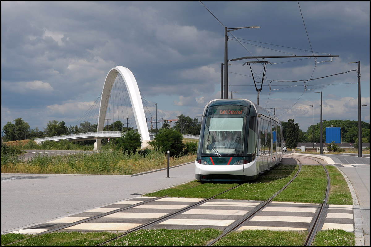 . Im Hintergrund der weiße Brückenbogen -

Eine Tram in Richtung Kehl bei der Durchfahrt der Haltestelle 'Starcoop' mit der Brücke über den Bassin Vauban im Hintergrund.

Straßburg, 25.06.2017 (J)