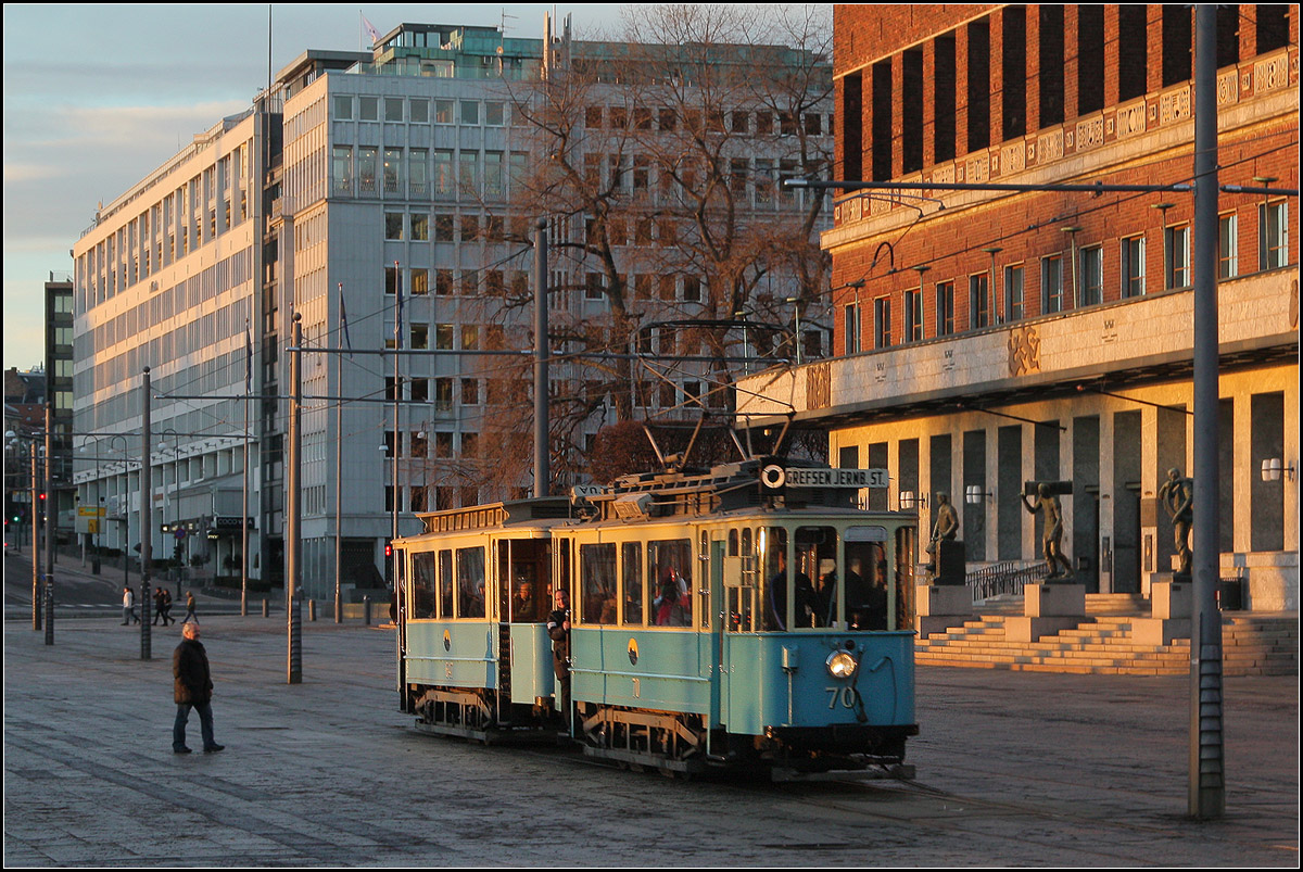 . Im Licht der sehr tiefstehenden Dezembersonne -

Ein historischer Straßenbahnzug auf dem Osloer Rådhusplassen.

29.12.2016 (M)