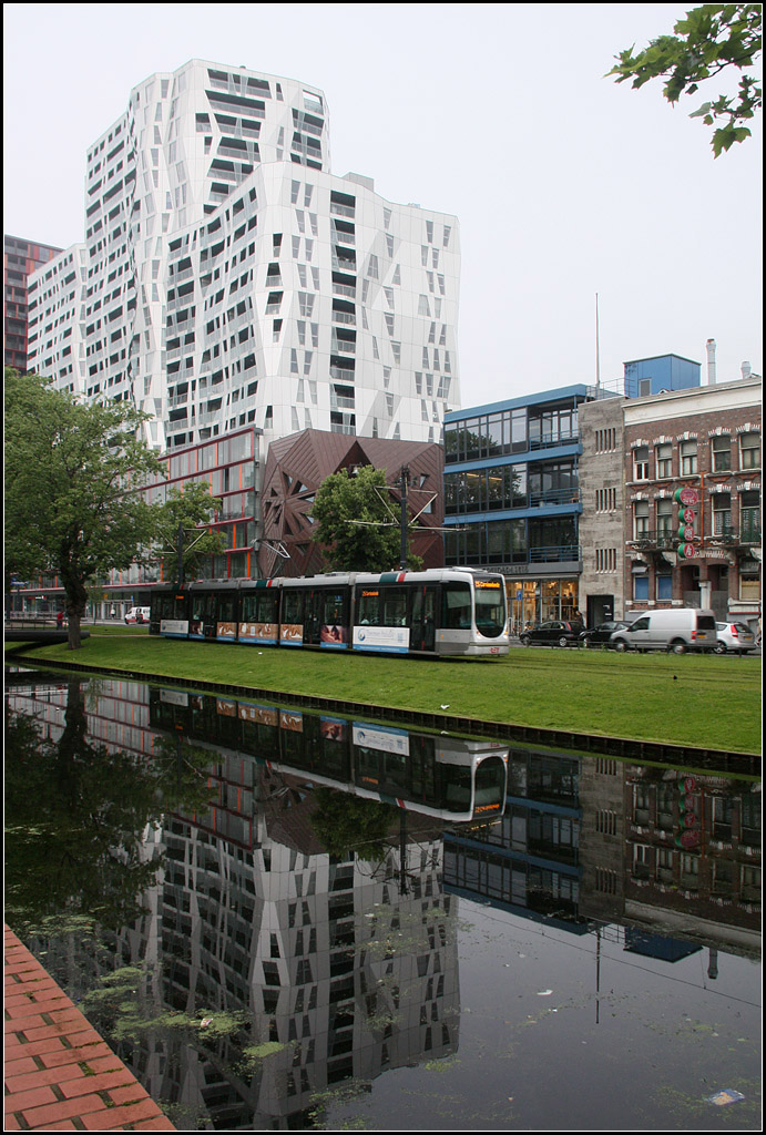 . Im modernen Rotterdam -

Ein Citadis-Tram spiegelt sich zusammen mit den Hochhäusern in einer Gracht am Mauritsweg südlich des Bahnhofe Rotterdam Centraal.

21.06.2016 (M)

