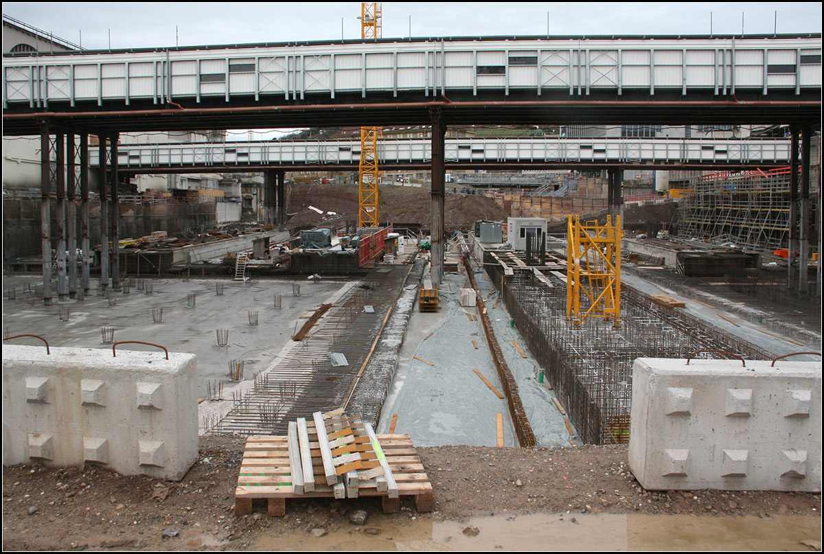 . Im rechten Winkel zu vorher -

... entstehen am Stuttgarter Hauptbahnhof in tieferer Lage die neuen Bahnsteige. Links oben waren früher die Prellböcke.

Tage der offenen Baustelle, 05.01.2018 (M)