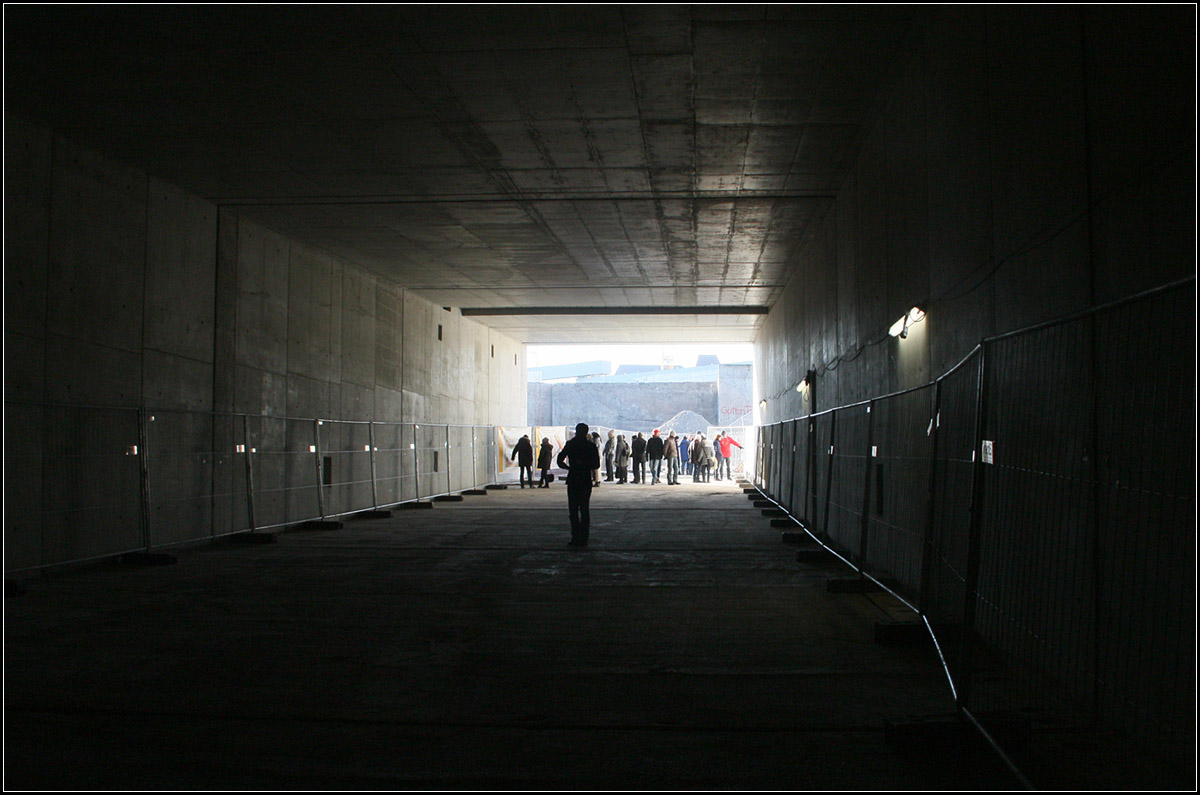 . Im Rohbautunnel -

Aufgrund des Neubaus des Stuttgarter Hauptbahnhof muss die Stadtbahnhaltestelle Staatsgalerie verlegt und in höherer Lage neu gebaut werden. Blick aus einem im Rohbau fertiggestellten Stadtbahntunnel zu zukünftigen Station Staatsgalerie, die nach oben offen sein wird.

07.01.2017 (M)