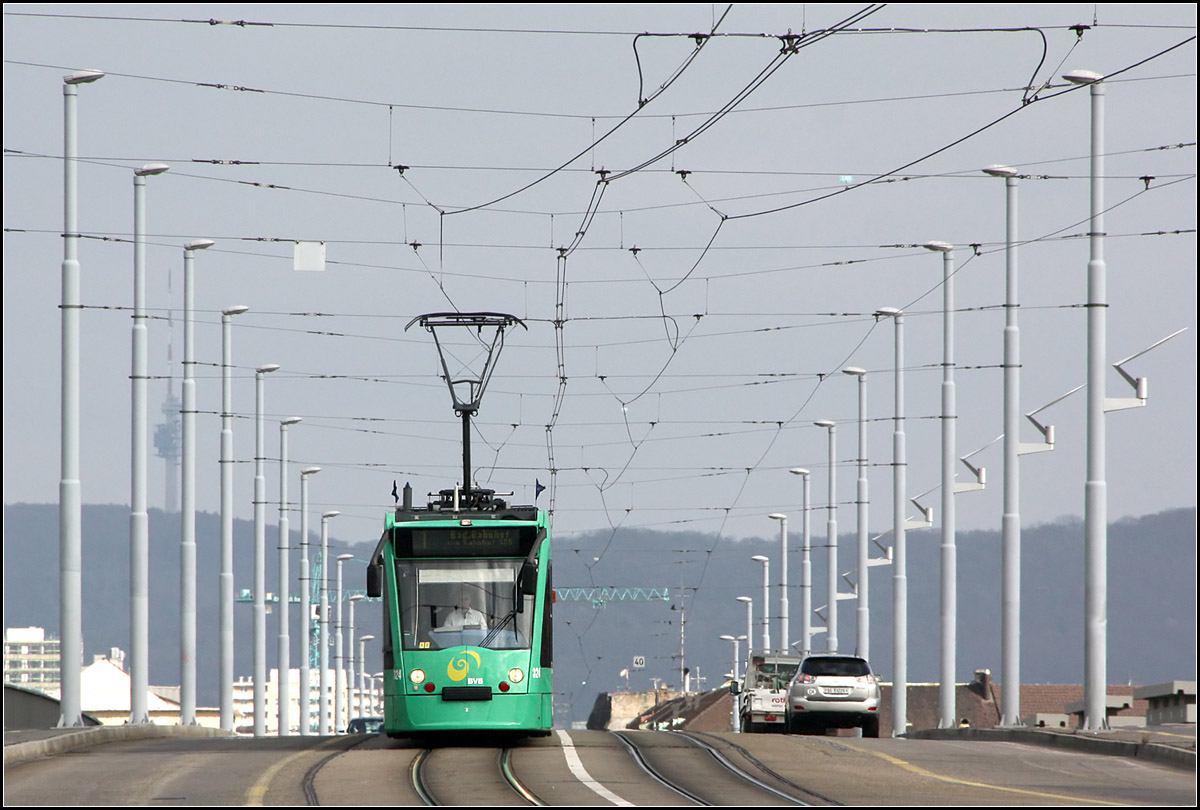 . Im Spalier der Oberleitungs- bzw Laternenmasten -

Ein Combino-Tram in Fahrtrichtung Westen auf der Dreirosenbrücke.

14.03.2016 (M)