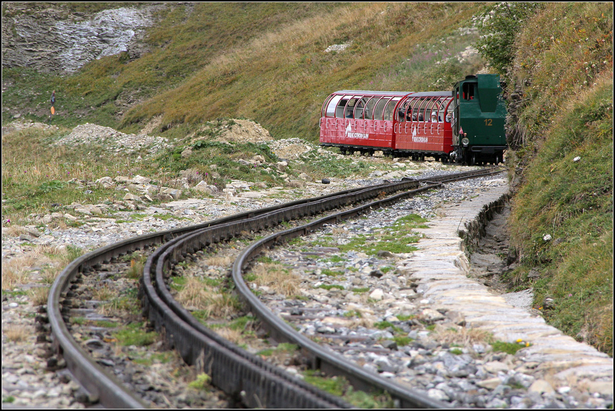 . Immer an den Hang geschmiegt -

Ein Zug der Brienzer Rothornbahn auf dem Weg nach oben.

29.09.2013 (M)