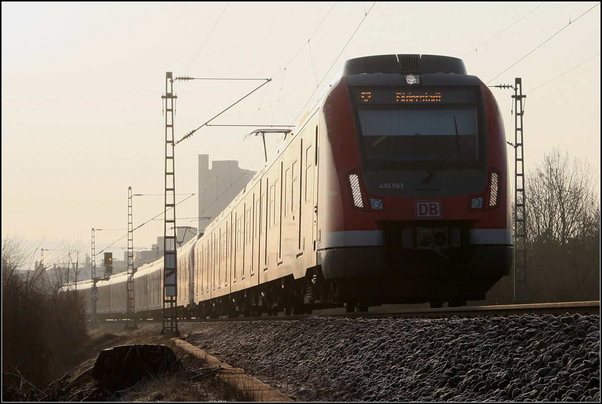 . Inzwischen hat man sich an sie gewöhnt -

Die neue S-Bahnbaureihe 430 in Stuttgart. Die Schiebetritte sind allerdings immer noch nicht in Betrieb.

Hier bei Weinstadt-Endersbahn als S2 auf der Remsbahn.

13.03.2015 (M)