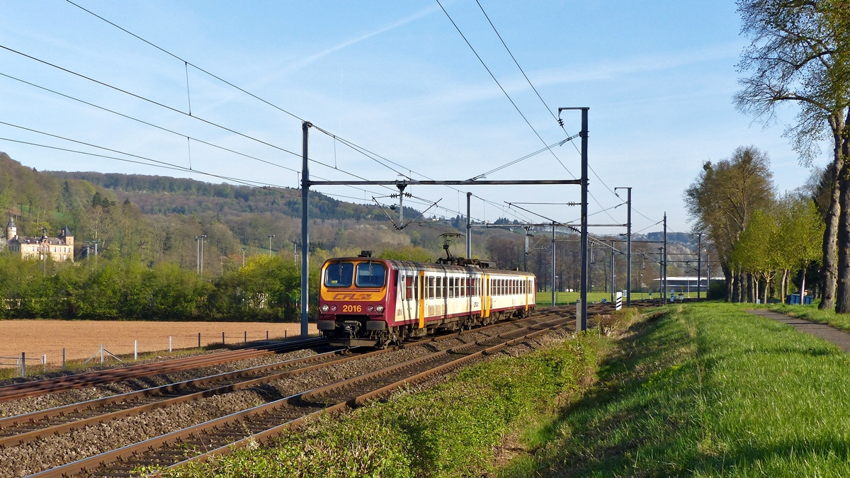 . Licht und Schatten in Schieren -  Der Z 2016 durchfhrt am 21.04.2015 als RE 3833 Troisvierges - Luxembourg das beschauliche Tal der Alzette in der Nhe von Schieren. Links im Bild ist das Chteau de Birtrange zu sehen, ein eher unbekanntes, im 13. Jahrhundert von Gaspard-Florent de Breiderbach erbaute Schlsschen. (Jeanny)