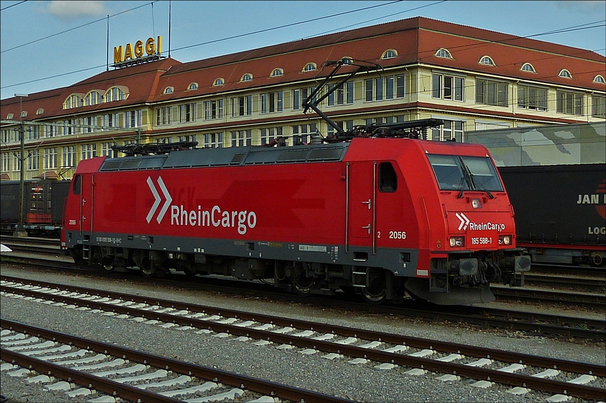 . Lok 185 588-1 von RheinCargo durchfährt den Güterbereich im Bahnhof von Singen.  07.09.2017  (Hans)