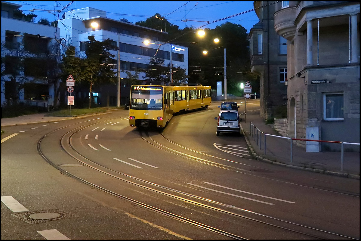 . Mehrere Tunnelröhren -

... werden die Gerokstraße hier in Zukunft unterqueren. Der vorhandene Wagenburgstraßentunnel wird hier durch drei Tunnelröhren für den Eisenbahnverkehr unterirdisch gekreuzt werden müssen. 

Eine U15 auf Bergfahrt an der Kehre zwischen den Haltestelle Eugensplatz und Heidehofstraße.

19.08.2017 (M)