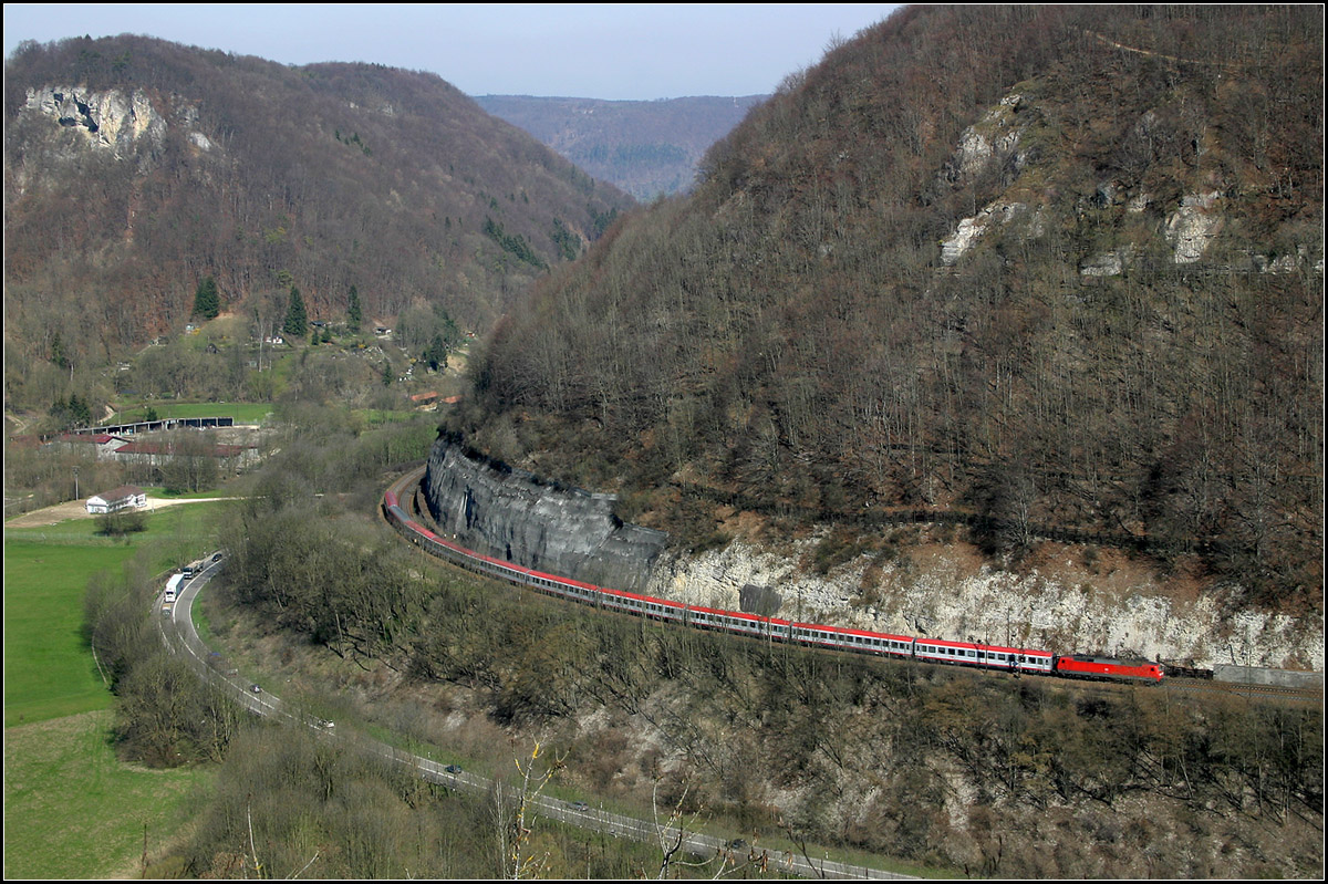 . Mittelgebirgslandschaft -

Zugverkehr auf der Geislinger Steige. Der Blick geht in Richtung Norden, Geislingen zu. Das zweite Bild mit dem ICE 3 entstand auf dem Felsen links oben. 

05.04.2007 (M)