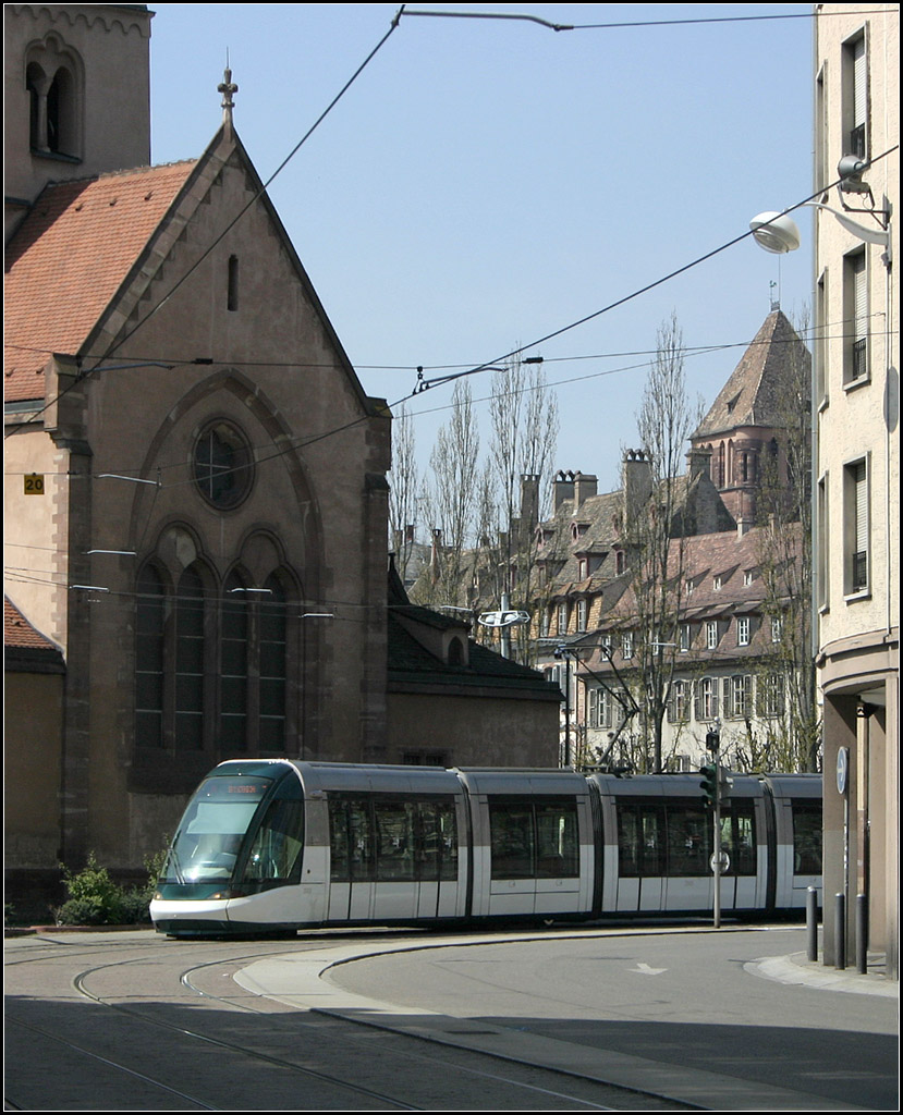 . Moderne Tram in alter Stadt - Aufgenommen bei der Haltestelle Porte de l´Hôpital in Straßburg.

21.04.2006 (M) 