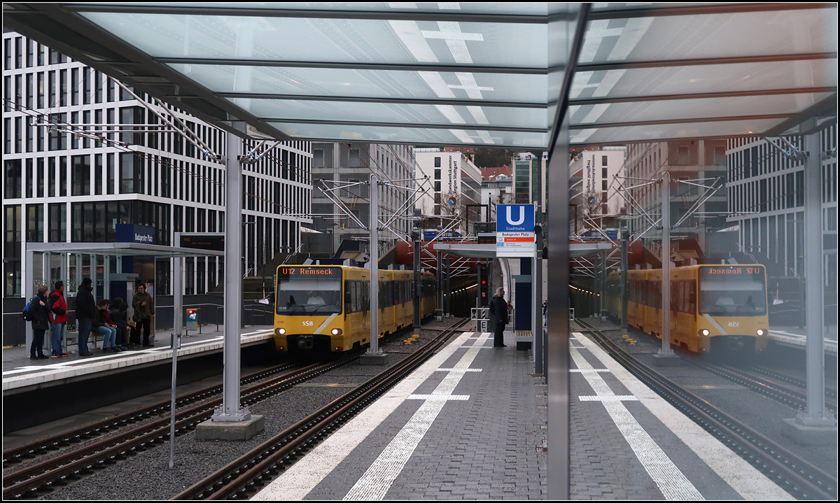 . Neuer Halt im Europaviertel -

Am 10.Dezember 2017 gingen zwei Teilstrecken und zwei neue Haltestellen entlang der U12 in Betrieb. Die U12 wird dadurch zur langen Durchmesserlinie von Stuttgart-Dürrlewang auf den Filden bis nach Remseck im Neckartal. Nach der U6 und U7 ist es die dritte ständig betriebene Stadtbahnlinie in Stuttgart mit Doppelzügen. 

Hier ein Blick in die neue Station Budapester Platz im Neubaugebiet hinter der Hauptbahnhof, dem Europaviertel. Die Station liegt hinter der Tunnelrampe auf einem Brückenbauwerk. Diese Streckenabschnitt ersetzt den straßenbündigen Abschnitt in der Friedhofstraße.

11.12.2017 (M) 