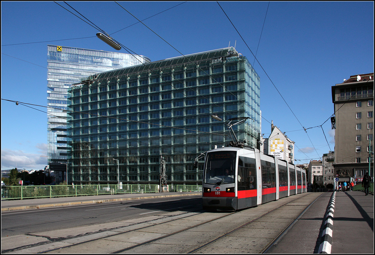 . Nur in Wien -

... und nirgendwo sonst in der Welt fahren Straßenbahn mit einem derartig niedrigen Einstiegshöhe von knapp 20cm. Dadurch kann man schon von normalen Bordsteinkanten aus barrierefrei in die Bahnen einsteigen. So lassen sich dann die Haltestellen sehr unauffällig in die Straßen integrieren, was in Wien häufig durch Kaps, teilweise auch überfahrbar, eingerichtet wurde. Über 300 dieser Trams vom Typ ULF (Ultra-Light-Floor) sind in Wien unterwegs. Bei den nächsten Fahrzeugen, die die noch vorhanden Altwagen ablösen sollen, wird es sich allerdings um Bombardier Flexitiys handeln, ebenfalls mit einer sehr niedrigen Einstiegshöhe, aber mit einer völlig anderen Fahrwerkskonstruktion.

Hier eine Tram auf der Marienbrücke über den Donaukanal.

05.10.2016 (M)

