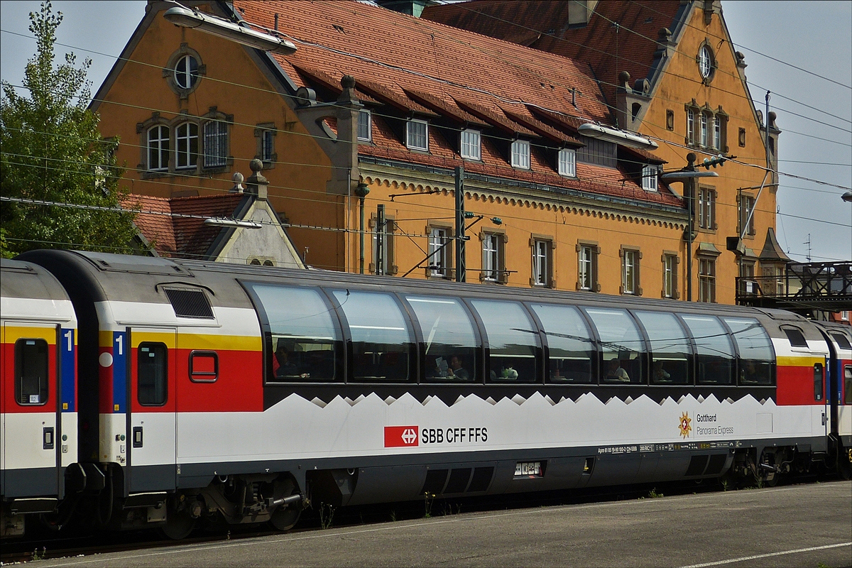 . Panorama Aussichtswagen eingereiht in einem Zug aus Mnchen in Richtung Zrich, gesehen am 08.09.2017 im Bahnhof Lindau. (Hans)