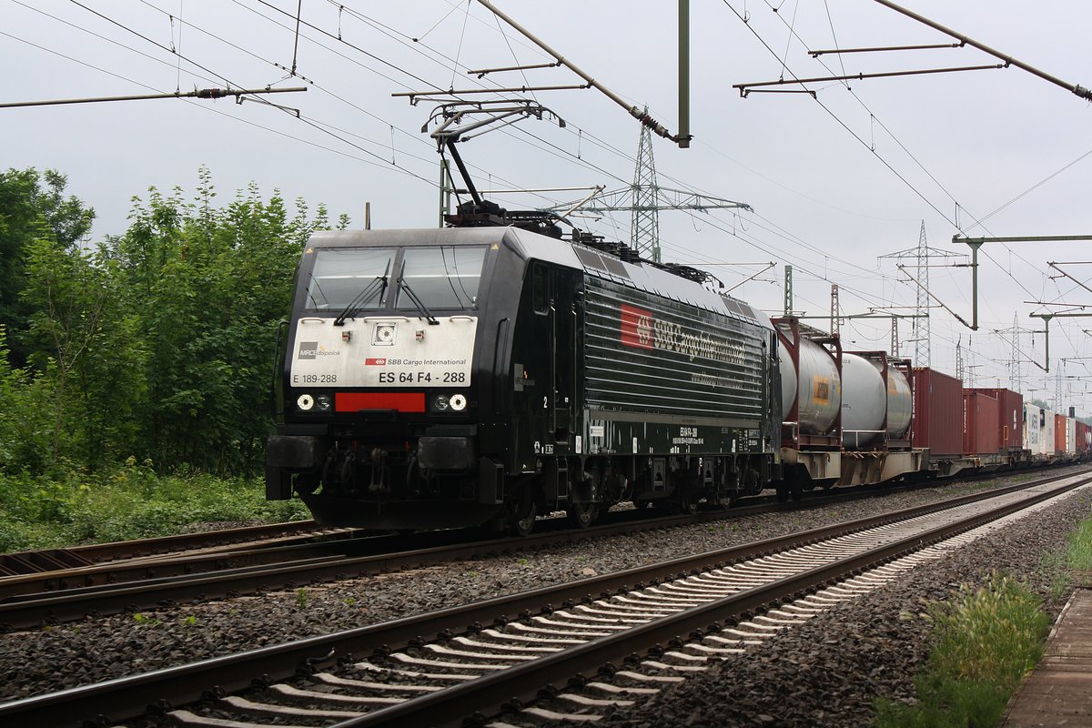 # Ratingen-Lintorf 7
Die 189 288 von MRCE, zurzeit an SBB Cargo vermietet mit einem Güterzug aus Süden kommend durch Ratingen-Lintorf in Richtung Duisburg.

Ratingen-Lintorf
02.06.2018