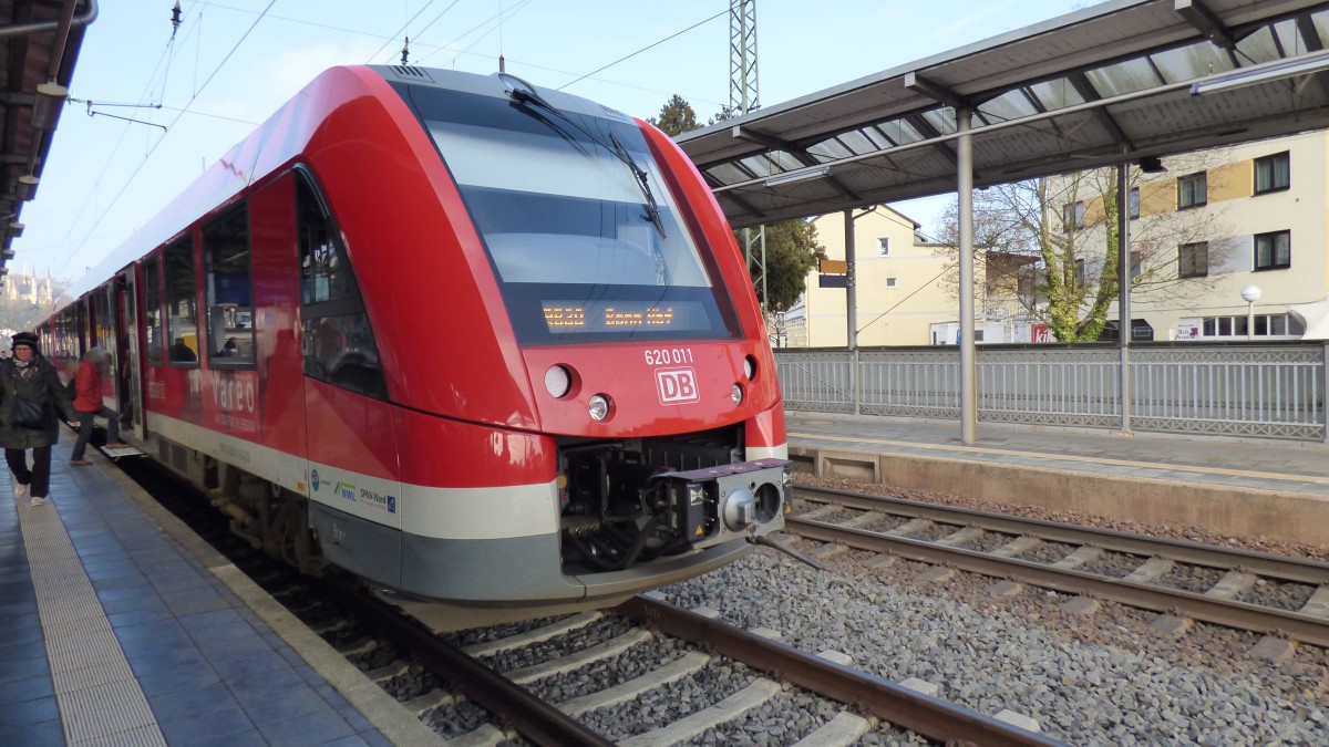 # Remagen 2
Der 620 011 als RB 30 (Ahrbrück - Bonn) beim Halt in Remagen. Er wird in kürze richtung Bonn los Dieseln.

Remagen
13.02.2015