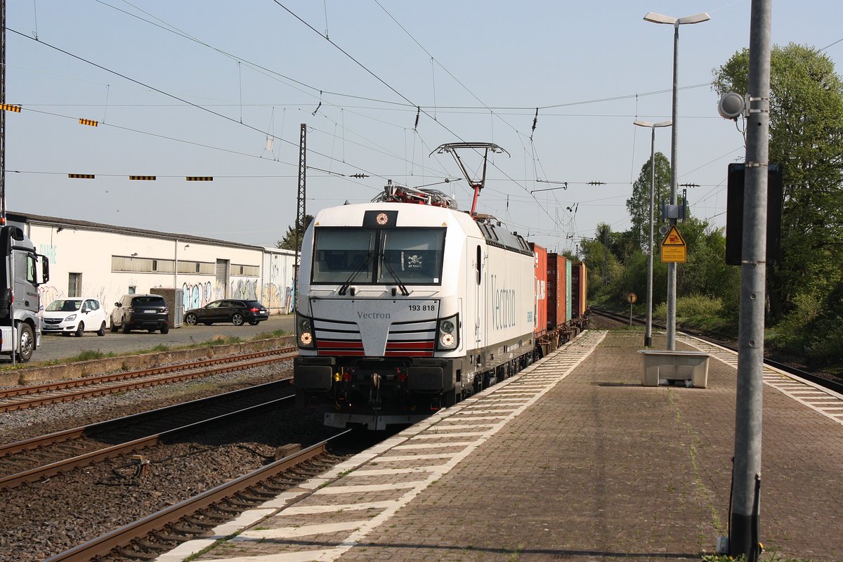# Roisdorf 17
Die Siemens Vectron 193 818 mit einem Güterzug aus Koblenz/Bonn kommend durch Roisdorf bei Bornheim in Richtung Köln.

Roisdorf
20.04.2018