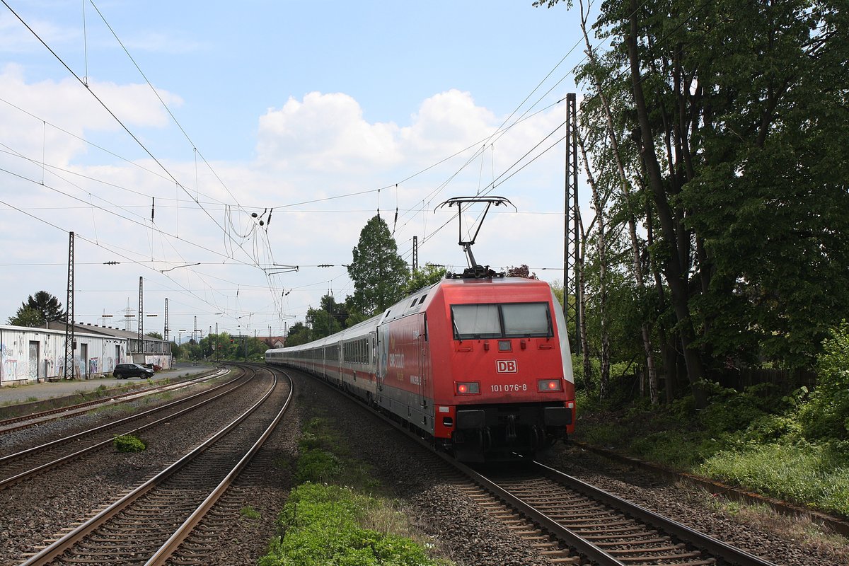 # Roisdorf 32
Die CEWE 101 076-8 mit einem IC aus Köln kommend durch Roisdorf bei Bornheim in Richtung Bonn/Koblenz.

Roisdorf
1.5.2018